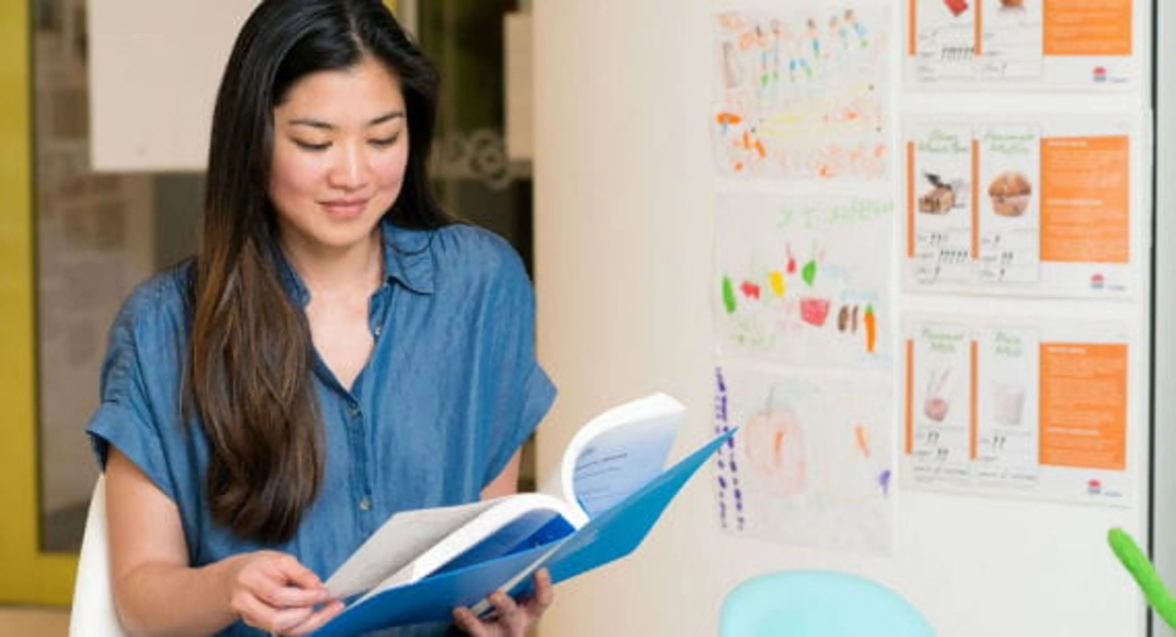 Open Universities Australia student, Nikki, reading in a classroom.